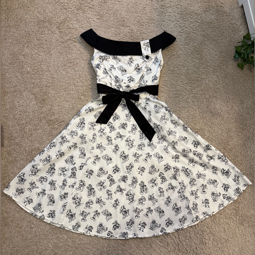 DISNEY PARKS DRESS MICKEY MOUSE RARE SIZE SMALL BLACK WHITE POCKETS ZIPPER